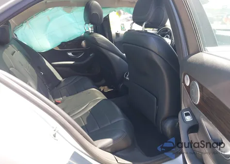 2016 Mercedes-Benz C 300 4Matic/Luxury 4Matic/Sport 4Matic z USA, uszkodzony, nr VIN 55SWF4KB8GU158174